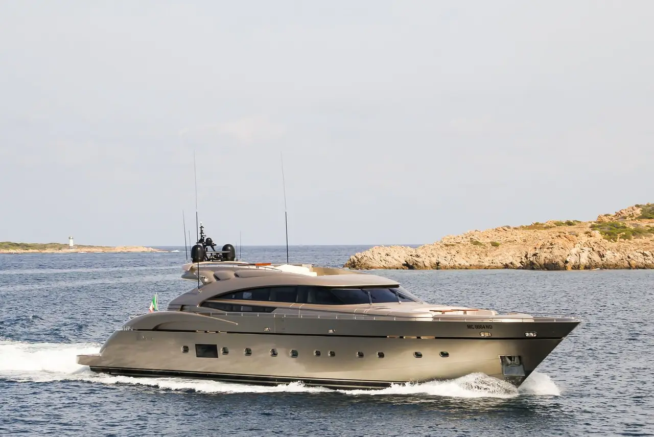 AB Yachts 116 — Sardinia Yacht Hire, Cerdeña. Paso firme entre Porto Cervo y La Maddalena