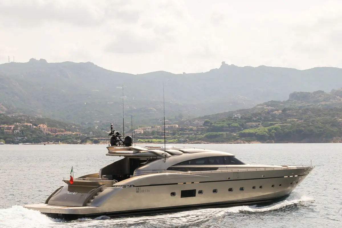 AB Yachts 116, exterior — Sardinia Yacht Hire, Cerdeña. Paso firme entre Porto Cervo y La Maddalena
