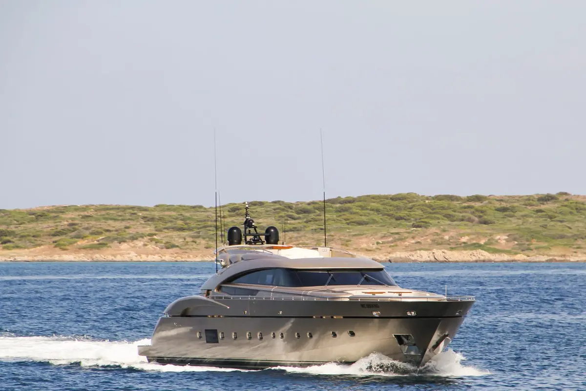 AB Yachts 116, cubierta principal — Sardinia Yacht Hire, Cerdeña. Paso firme entre Porto Cervo y La Maddalena