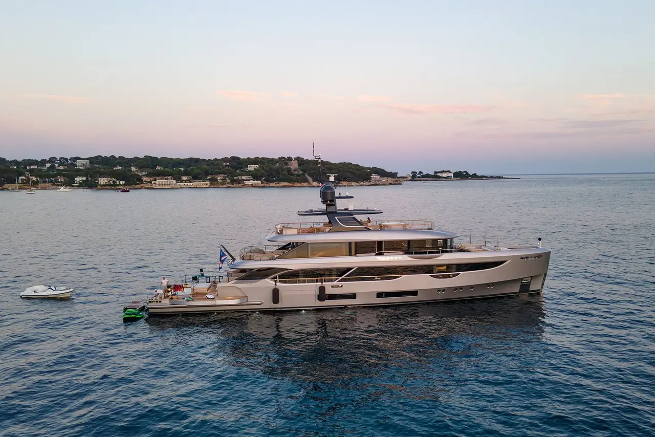 AB Yachts 116, camarote principal — Sardinia Yacht Hire, Cerdeña. Paso firme entre Porto Cervo y La Maddalena