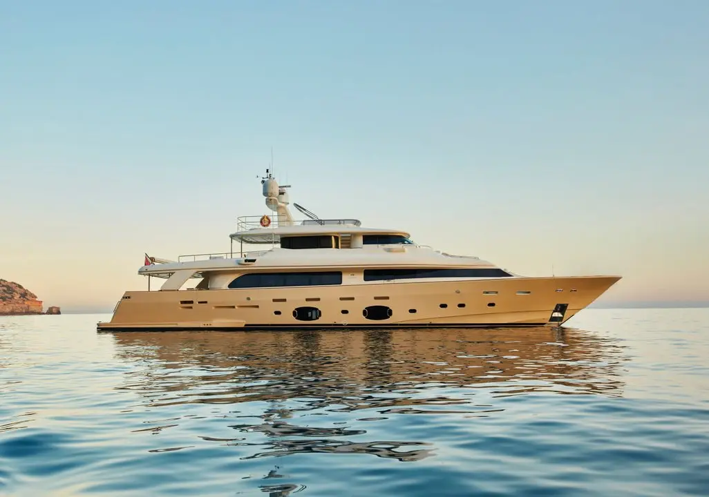AB Yachts 116, flybridge — Sardinia Yacht Hire, Cerdeña. Paso firme entre Porto Cervo y La Maddalena