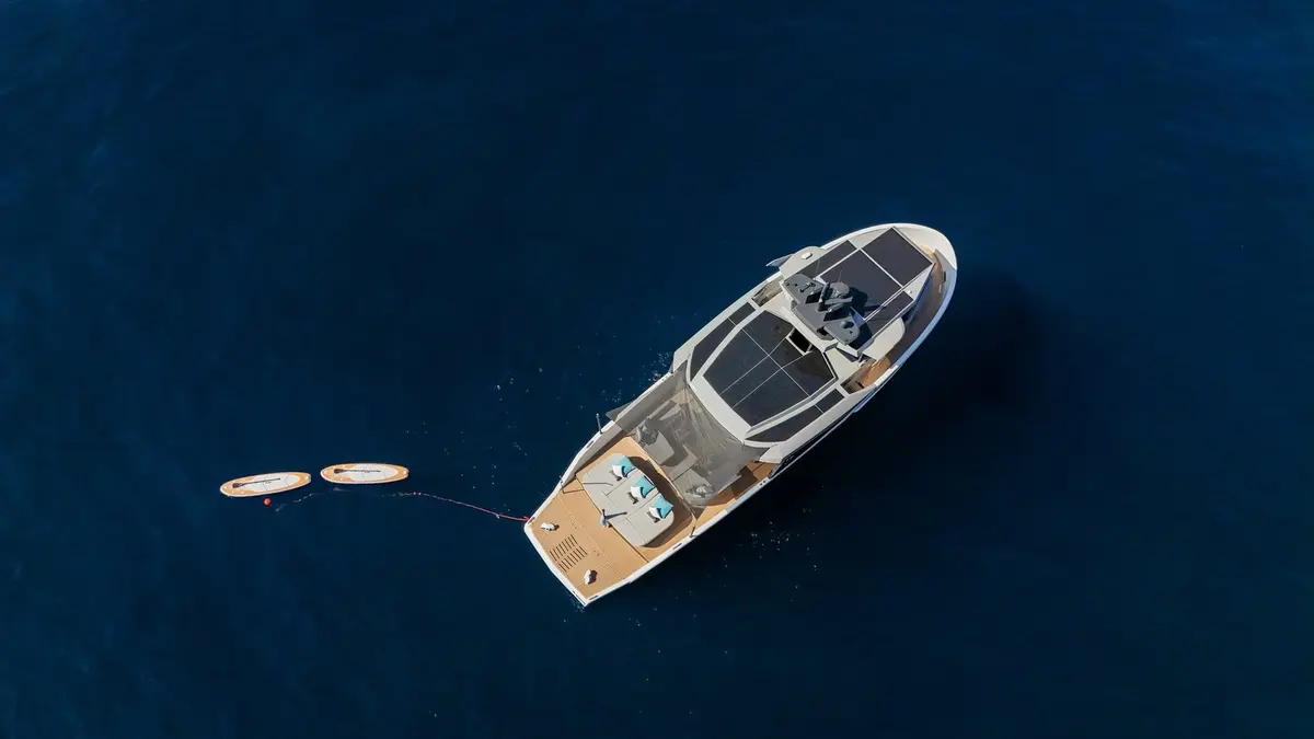Arcadia Sherpa 60, esterno — Sardinia Yacht Hire, Sardegna. Vetrate ampie e ponte all'aperto per uscite in famiglia