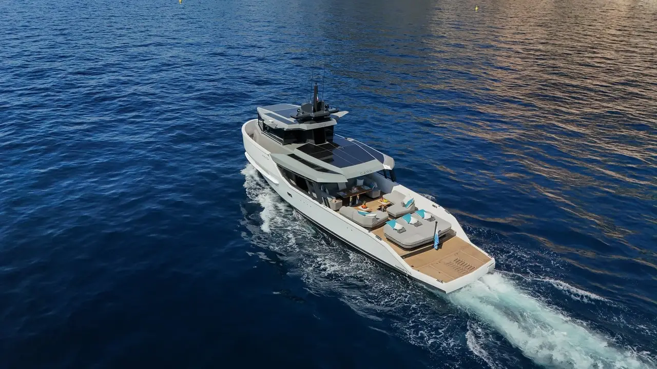 Arcadia Sherpa 60, ponte principale — Sardinia Yacht Hire, Sardegna. Vetrate ampie e ponte all'aperto per uscite in famiglia
