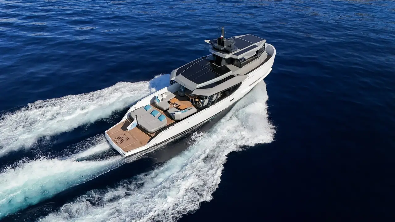 Arcadia Sherpa 60, ponte di poppa — Sardinia Yacht Hire, Sardegna. Vetrate ampie e ponte all'aperto per uscite in famiglia