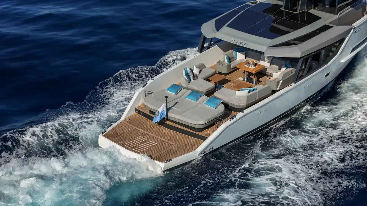 Arcadia Sherpa 60, salon — Sardinia Yacht Hire, Sardegna. Vetrate ampie e ponte all'aperto per uscite in famiglia