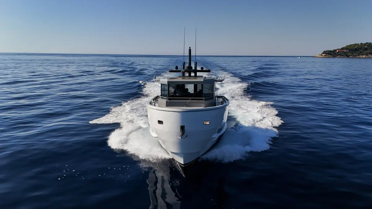 Arcadia Sherpa 60, cabina principale — Sardinia Yacht Hire, Sardegna. Vetrate ampie e ponte all'aperto per uscite in famiglia