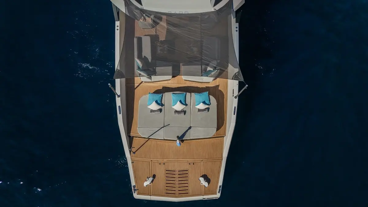 Arcadia Sherpa 60, esterno — Sardinia Yacht Hire, Sardegna. Vetrate ampie e ponte all'aperto per uscite in famiglia