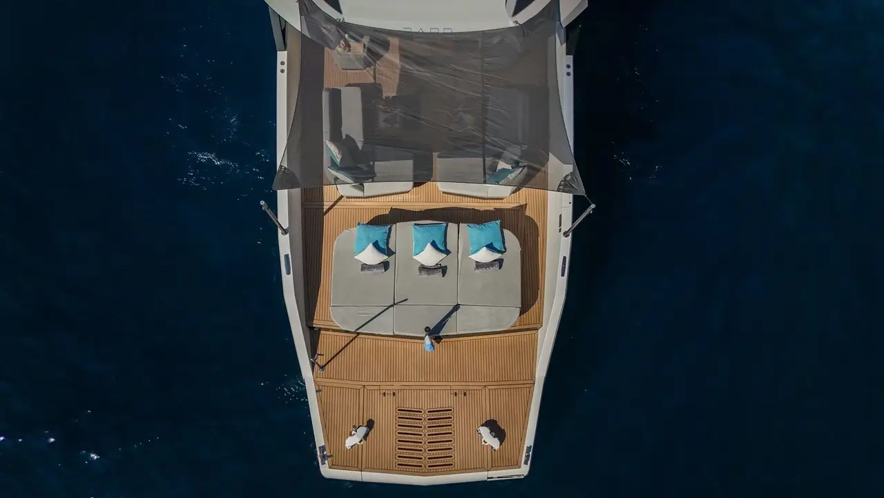 Arcadia Sherpa 60, esterno — Sardinia Yacht Hire, Sardegna. Vetrate ampie e ponte all'aperto per uscite in famiglia