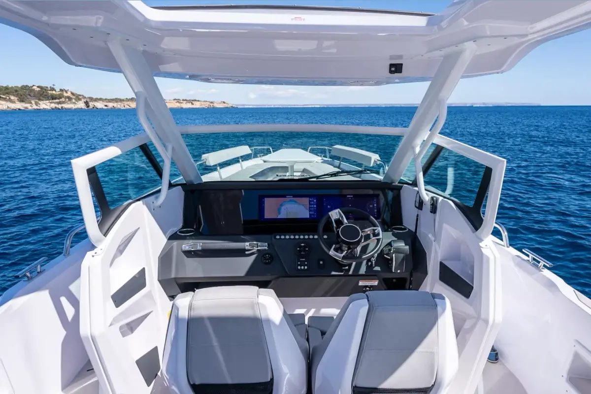 Axopar 28, ponte principale — Sardinia Yacht Hire, Sardegna. Uscite veloci tra le baie della Costa Smeralda
