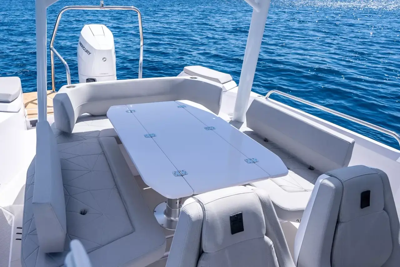 Axopar 28, ponte di poppa — Sardinia Yacht Hire, Sardegna. Uscite veloci tra le baie della Costa Smeralda