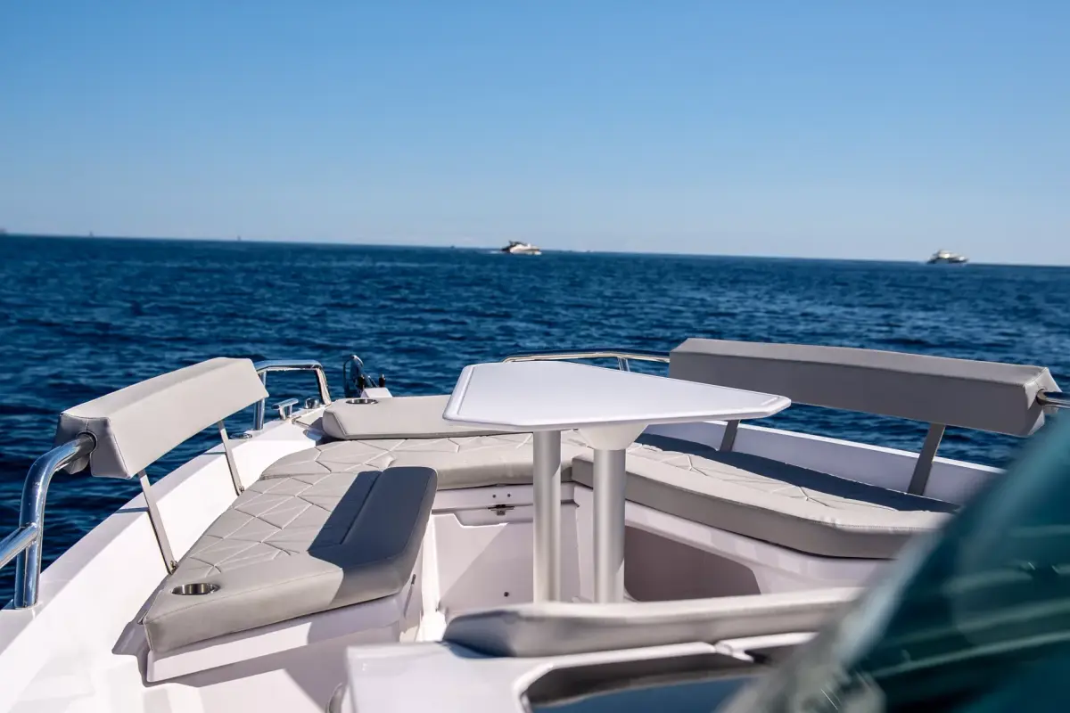 Axopar 28, salon — Sardinia Yacht Hire, Sardegna. Uscite veloci tra le baie della Costa Smeralda
