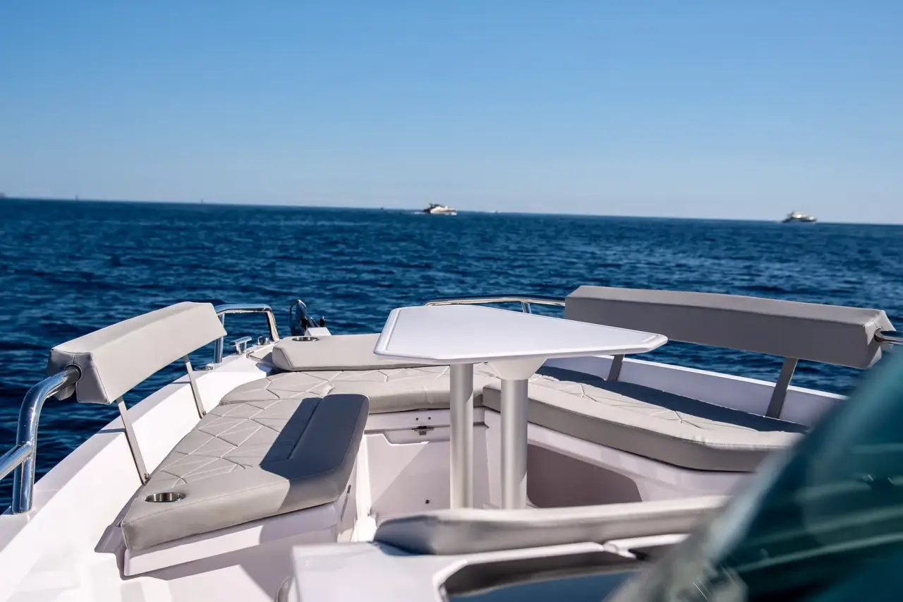 Axopar 28, salon — Sardinia Yacht Hire, Sardegna. Uscite veloci tra le baie della Costa Smeralda
