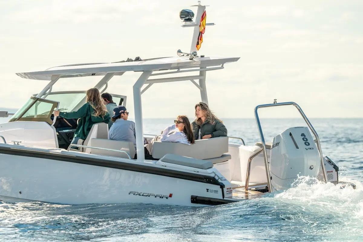 Axopar 28, cabina principale — Sardinia Yacht Hire, Sardegna. Uscite veloci tra le baie della Costa Smeralda