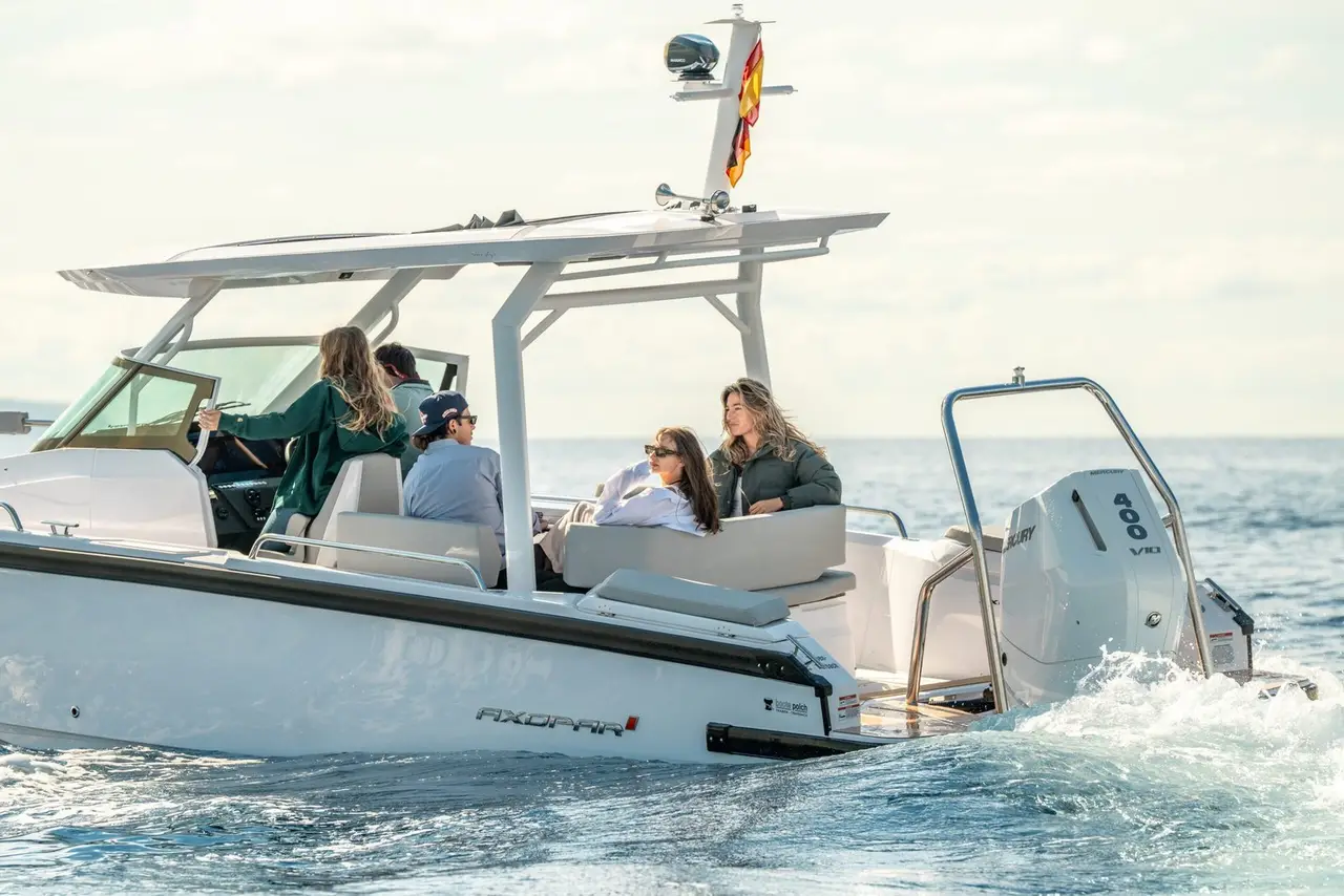 Axopar 28, cabina principale — Sardinia Yacht Hire, Sardegna. Uscite veloci tra le baie della Costa Smeralda