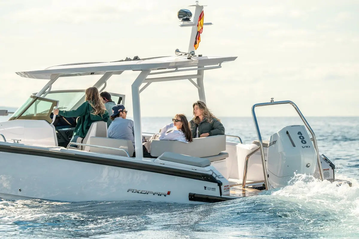 Axopar 28, flybridge — Sardinia Yacht Hire, Sardegna. Uscite veloci tra le baie della Costa Smeralda