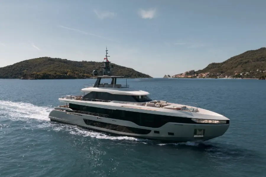 Azimut 116 — Sardinia Yacht Hire, Cerdeña. Cinco camarotes, ritmo pausado frente a la Costa Smeralda
