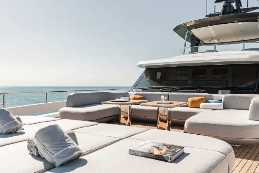 Azimut 116, cubierta principal — Sardinia Yacht Hire, Cerdeña. Cinco camarotes, ritmo pausado frente a la Costa Smeralda