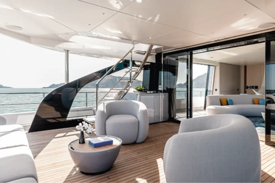 Azimut 116, salón — Sardinia Yacht Hire, Cerdeña. Cinco camarotes, ritmo pausado frente a la Costa Smeralda
