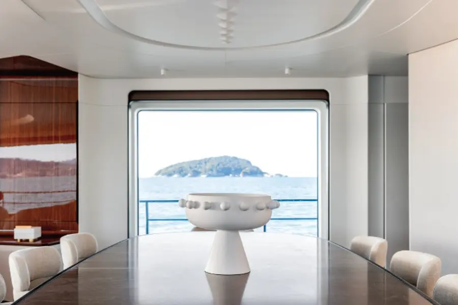Azimut 116, flybridge — Sardinia Yacht Hire, Cerdeña. Cinco camarotes, ritmo pausado frente a la Costa Smeralda