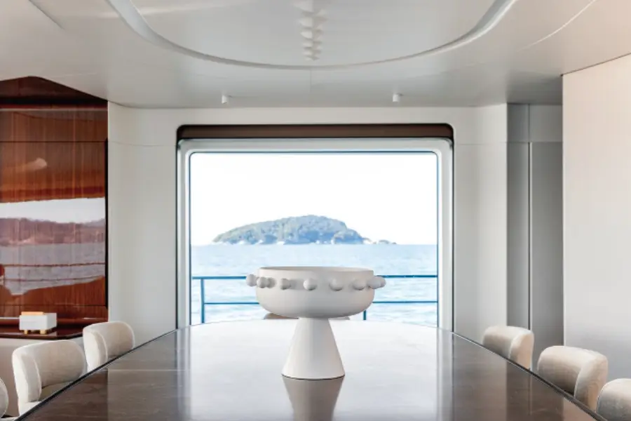 Azimut 116, flybridge — Sardinia Yacht Hire, Cerdeña. Cinco camarotes, ritmo pausado frente a la Costa Smeralda