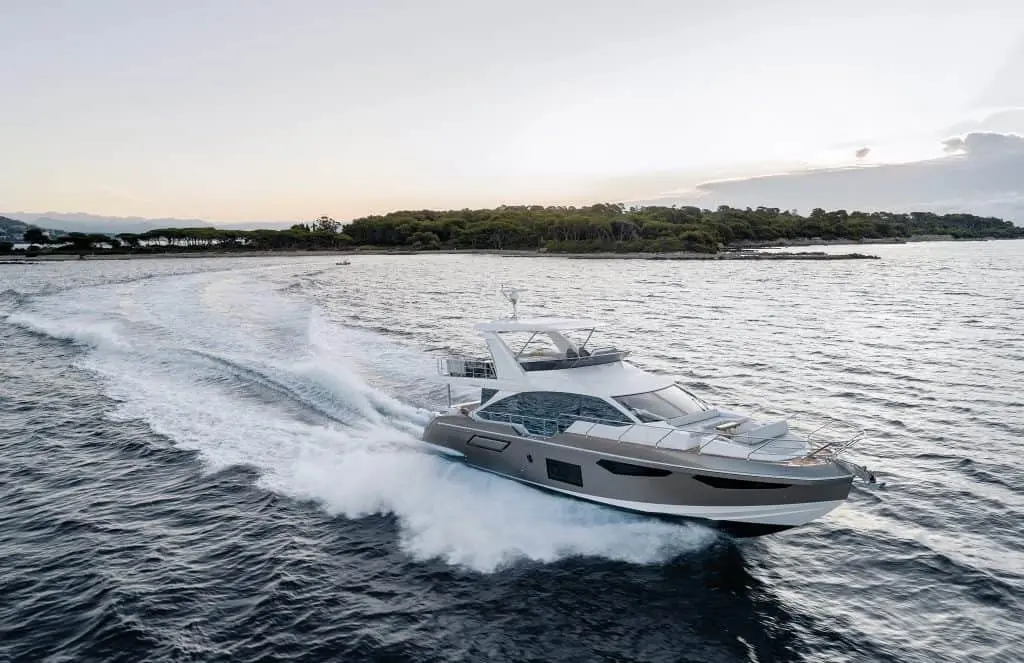 Azimut 60 Fly, ponte di poppa — Sardinia Yacht Hire, Sardegna. Flybridge spazioso per uscite in famiglia in Costa Smeralda
