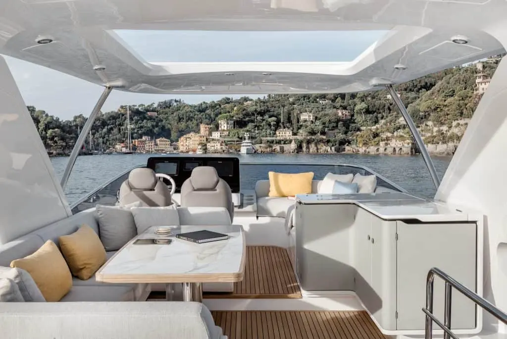 Azimut 60 Fly, salon — Sardinia Yacht Hire, Sardegna. Flybridge spazioso per uscite in famiglia in Costa Smeralda