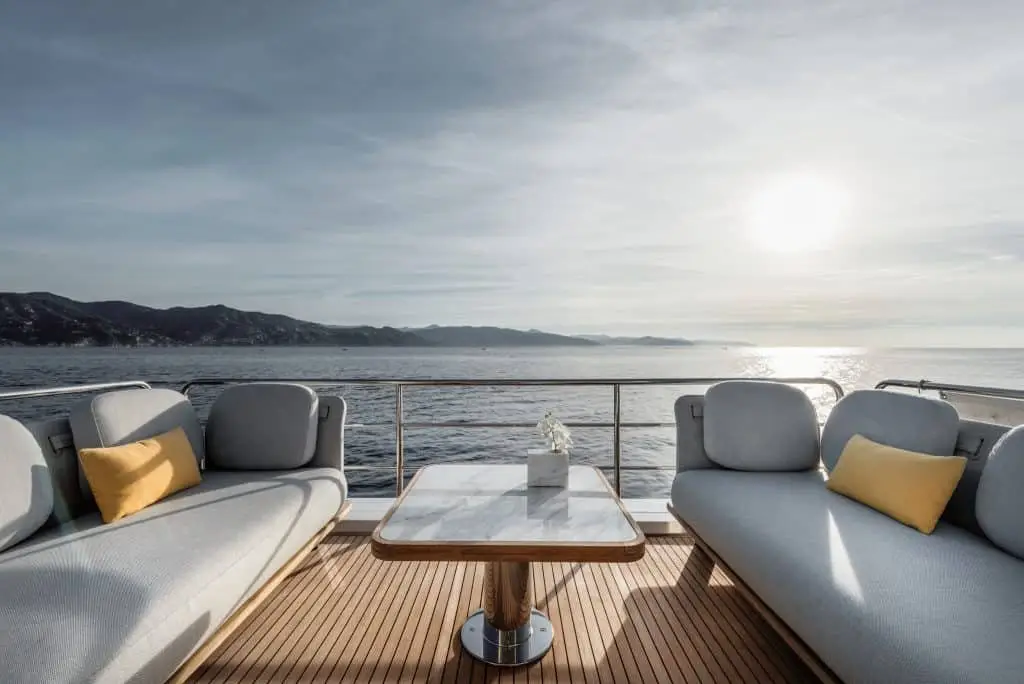 Azimut 60 Fly, cabina principale — Sardinia Yacht Hire, Sardegna. Flybridge spazioso per uscite in famiglia in Costa Smeralda
