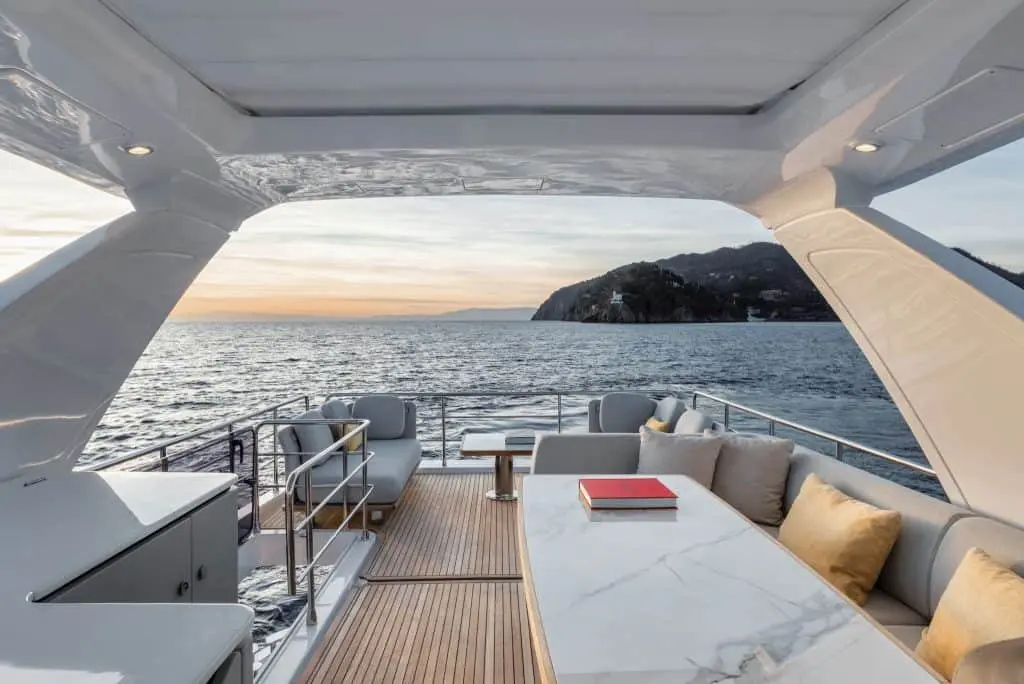 Azimut 60 Fly, flybridge — Sardinia Yacht Hire, Sardegna. Flybridge spazioso per uscite in famiglia in Costa Smeralda