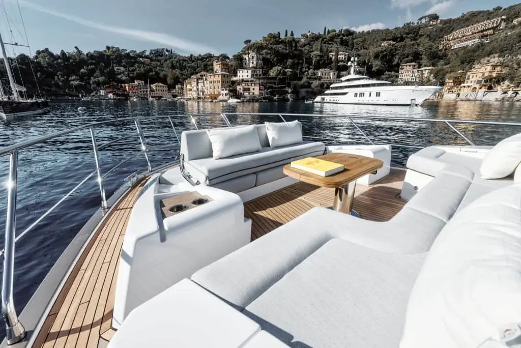 Azimut 60 Fly, esterno — Sardinia Yacht Hire, Sardegna. Flybridge spazioso per uscite in famiglia in Costa Smeralda