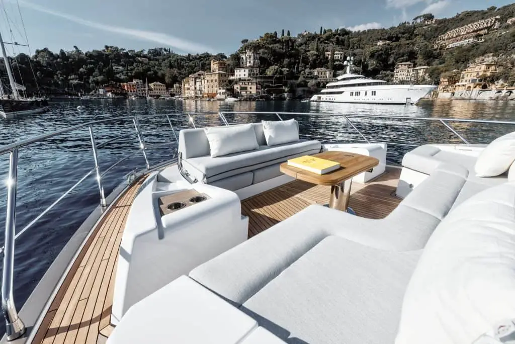 Azimut 60 Fly, esterno — Sardinia Yacht Hire, Sardegna. Flybridge spazioso per uscite in famiglia in Costa Smeralda