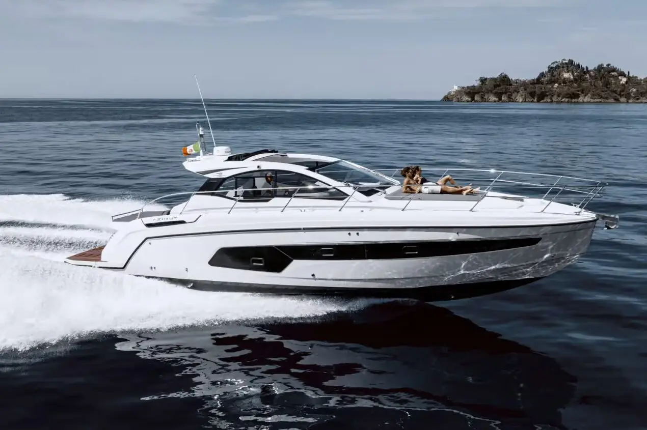 Azimut 45 — Sardinia Yacht Hire, Cerdeña. Ritmo ágil entre calas con mesa al aire libre