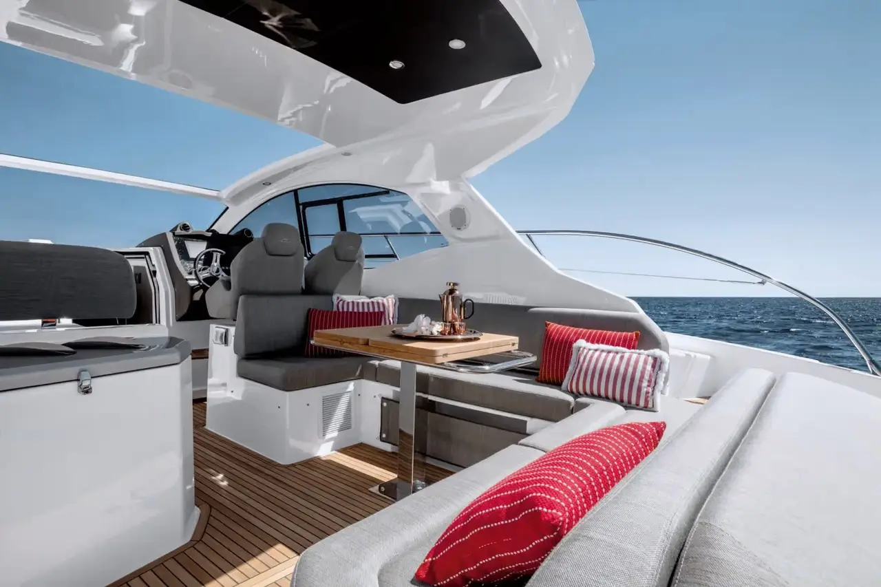 Azimut 45, exterior — Sardinia Yacht Hire, Cerdeña. Ritmo ágil entre calas con mesa al aire libre