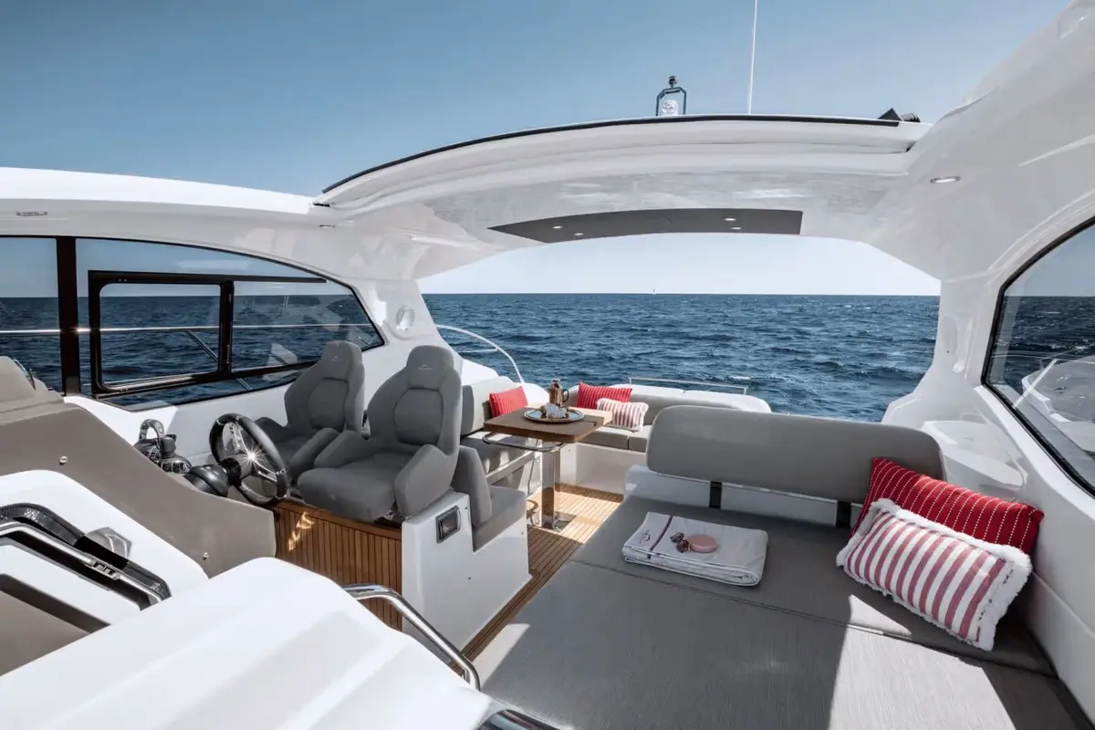 Azimut 45, cubierta principal — Sardinia Yacht Hire, Cerdeña. Ritmo ágil entre calas con mesa al aire libre