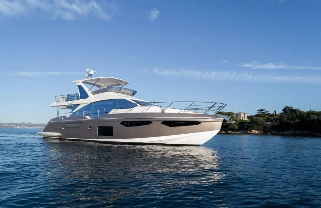 Azimut 60, esterno — Sardinia Yacht Hire, Sardegna. Trenta nodi tra le baie della Costa Smeralda