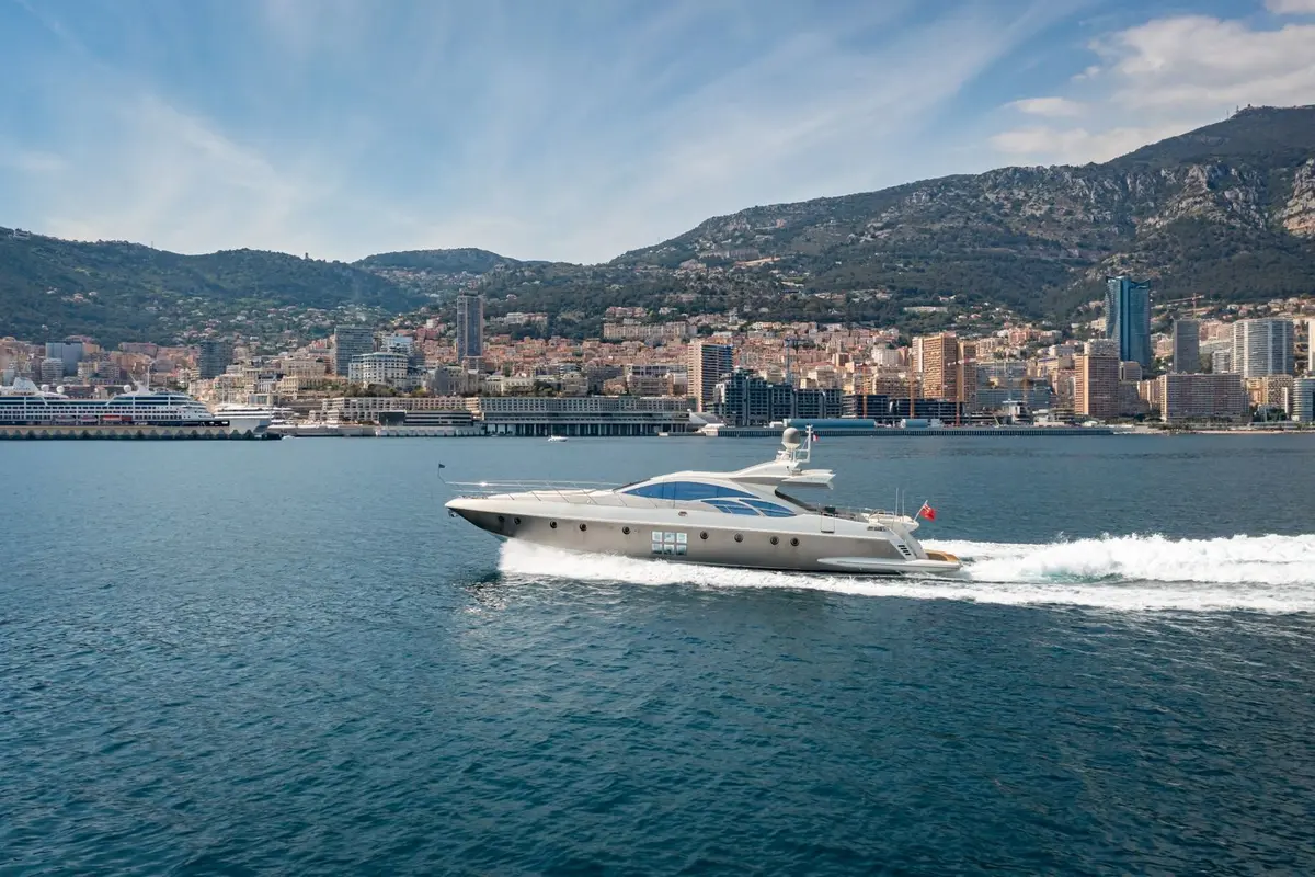 Azimut 86, exterior — Sardinia Yacht Hire, Cerdeña. 26 metros de velocidad para la Costa Smeralda