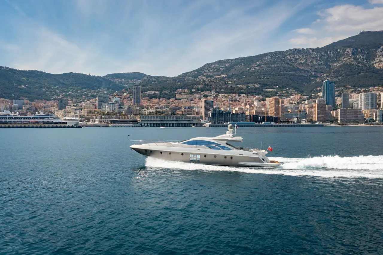 Azimut 86, exterior — Sardinia Yacht Hire, Cerdeña. 26 metros de velocidad para la Costa Smeralda