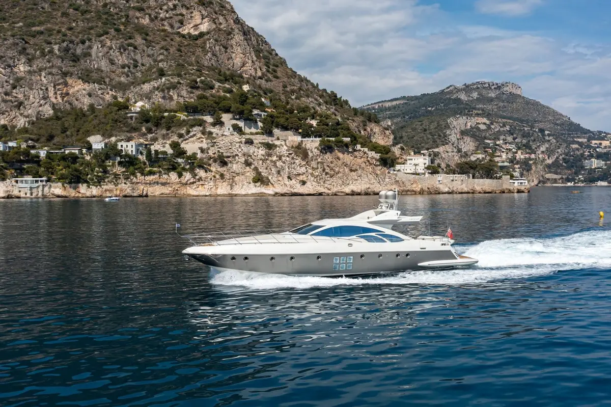 Azimut 86, cubierta principal — Sardinia Yacht Hire, Cerdeña. 26 metros de velocidad para la Costa Smeralda