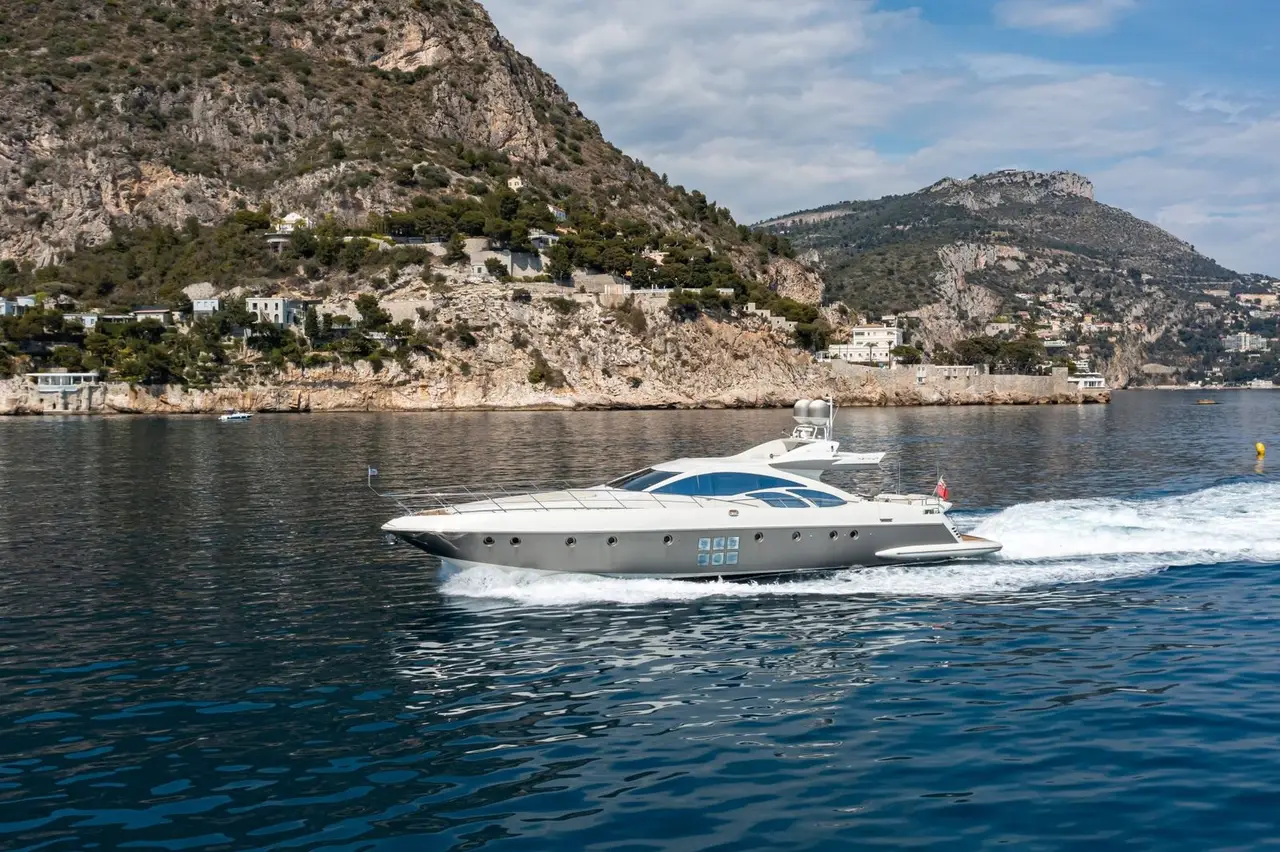Azimut 86, cubierta principal — Sardinia Yacht Hire, Cerdeña. 26 metros de velocidad para la Costa Smeralda