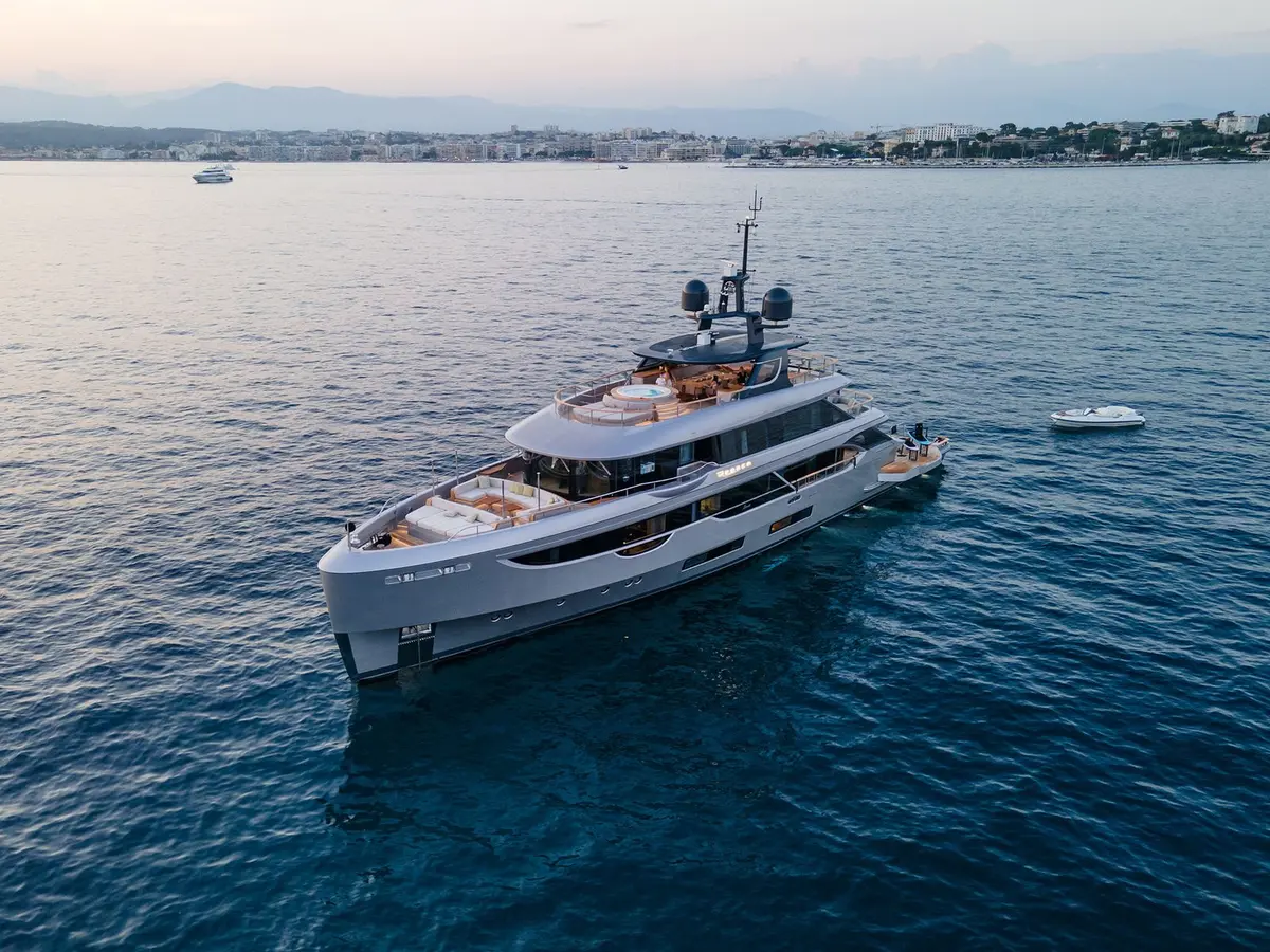 Benetti 28m, exterior — Sardinia Yacht Hire, Cerdeña. Cubierta con spa y comedor abierto, ritmo sereno