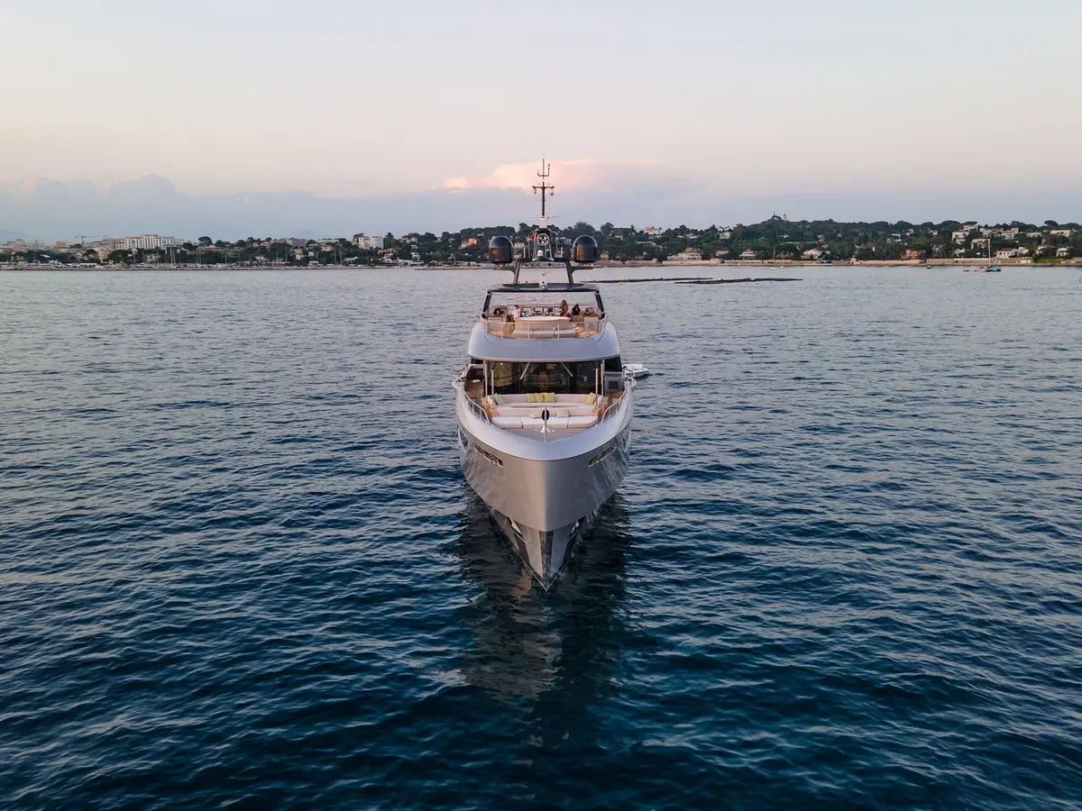 Oasis 40, ponte principale — Sardinia Yacht Hire, Sardegna. Poppa con zona balneare per soste lunghe in rada