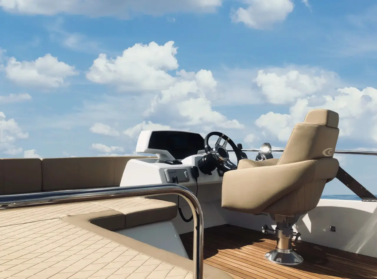 Cobrey 50 FLY, esterno — Sardinia Yacht Hire, Sardegna. Flybridge agile per rotte veloci verso la Maddalena