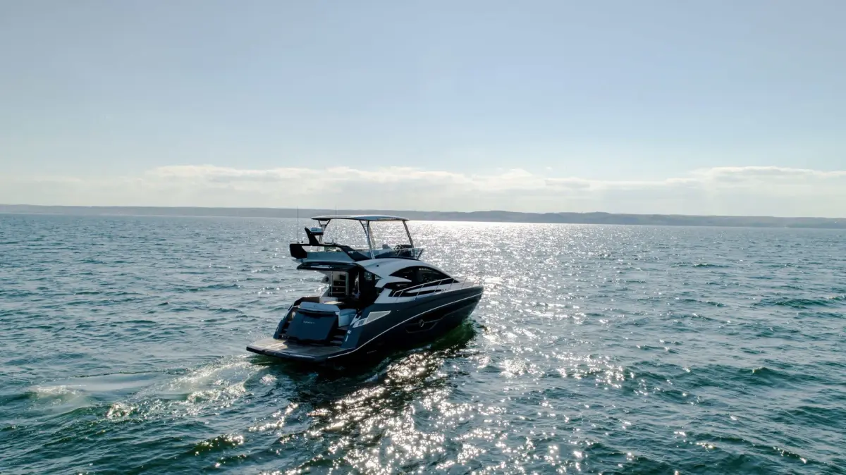 Cobrey 50 FLY, ponte principale — Sardinia Yacht Hire, Sardegna. Flybridge agile per rotte veloci verso la Maddalena