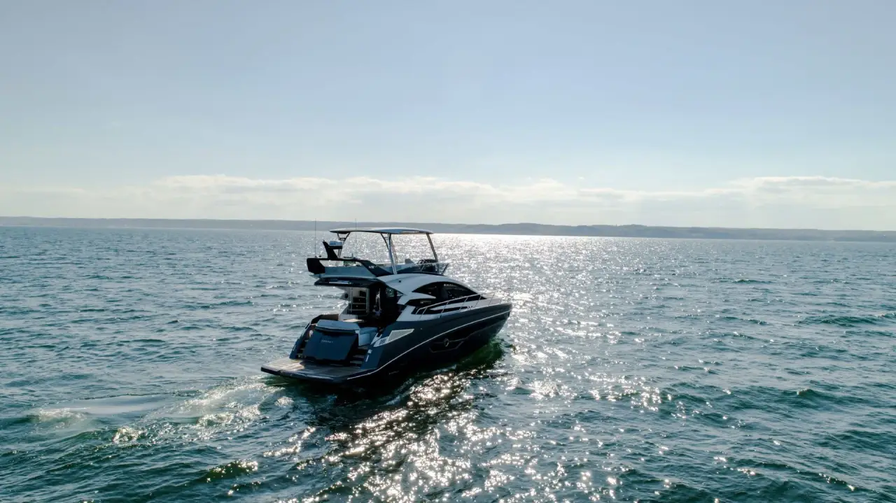 Cobrey 50 FLY, ponte principale — Sardinia Yacht Hire, Sardegna. Flybridge agile per rotte veloci verso la Maddalena