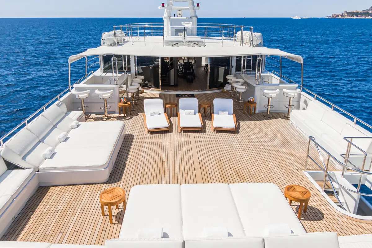 Apogee, Salon — Sardinia Yacht Hire, Sardinien. 62 Meter Format für ruhige Tage vor Porto Cervo