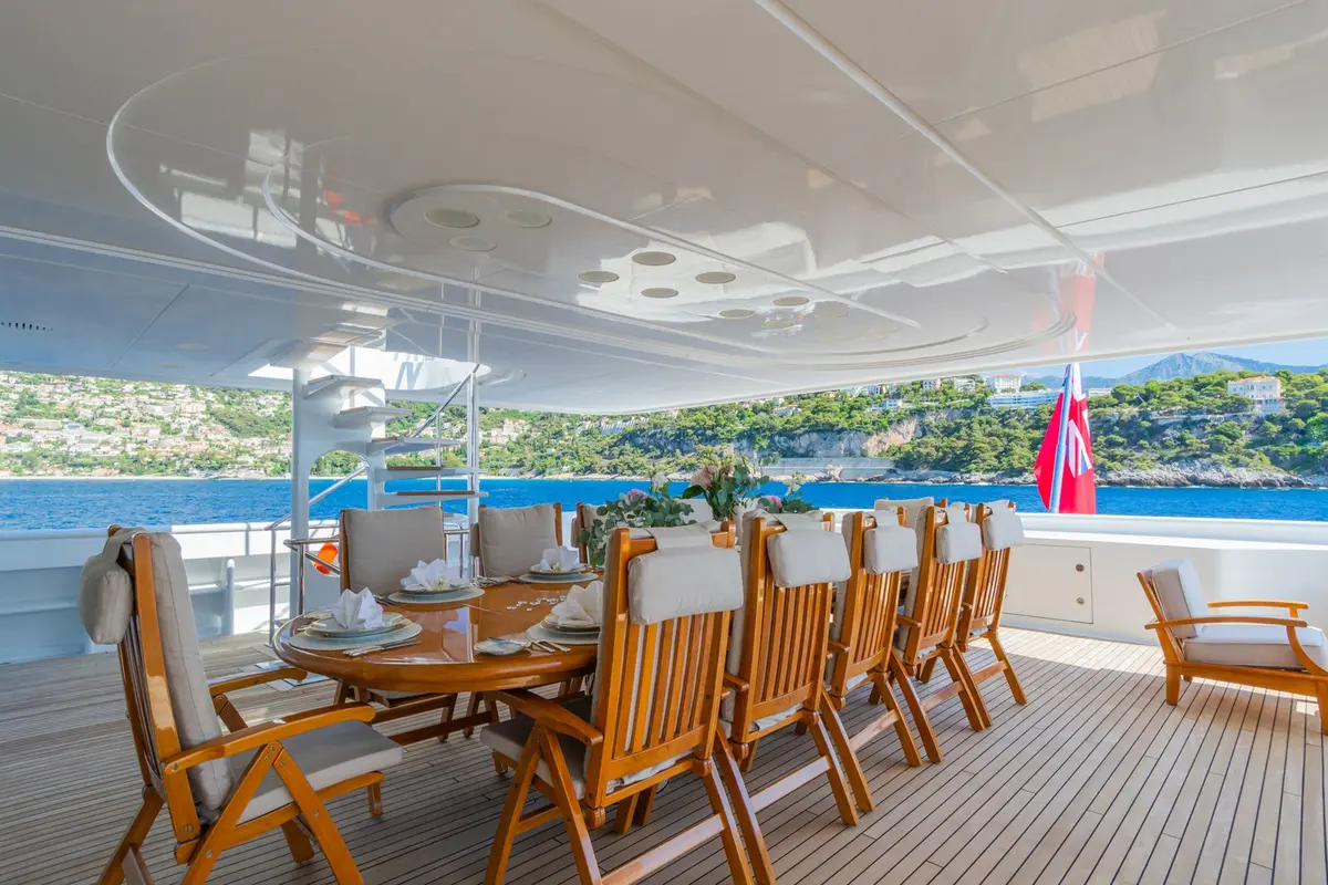 Apogee, Flybridge — Sardinia Yacht Hire, Sardinien. 62 Meter Format für ruhige Tage vor Porto Cervo