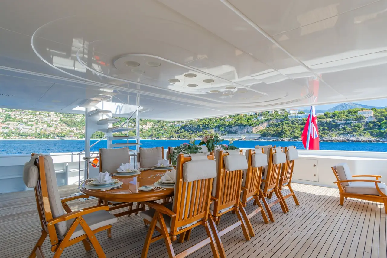 Apogee, Flybridge — Sardinia Yacht Hire, Sardinien. 62 Meter Format für ruhige Tage vor Porto Cervo