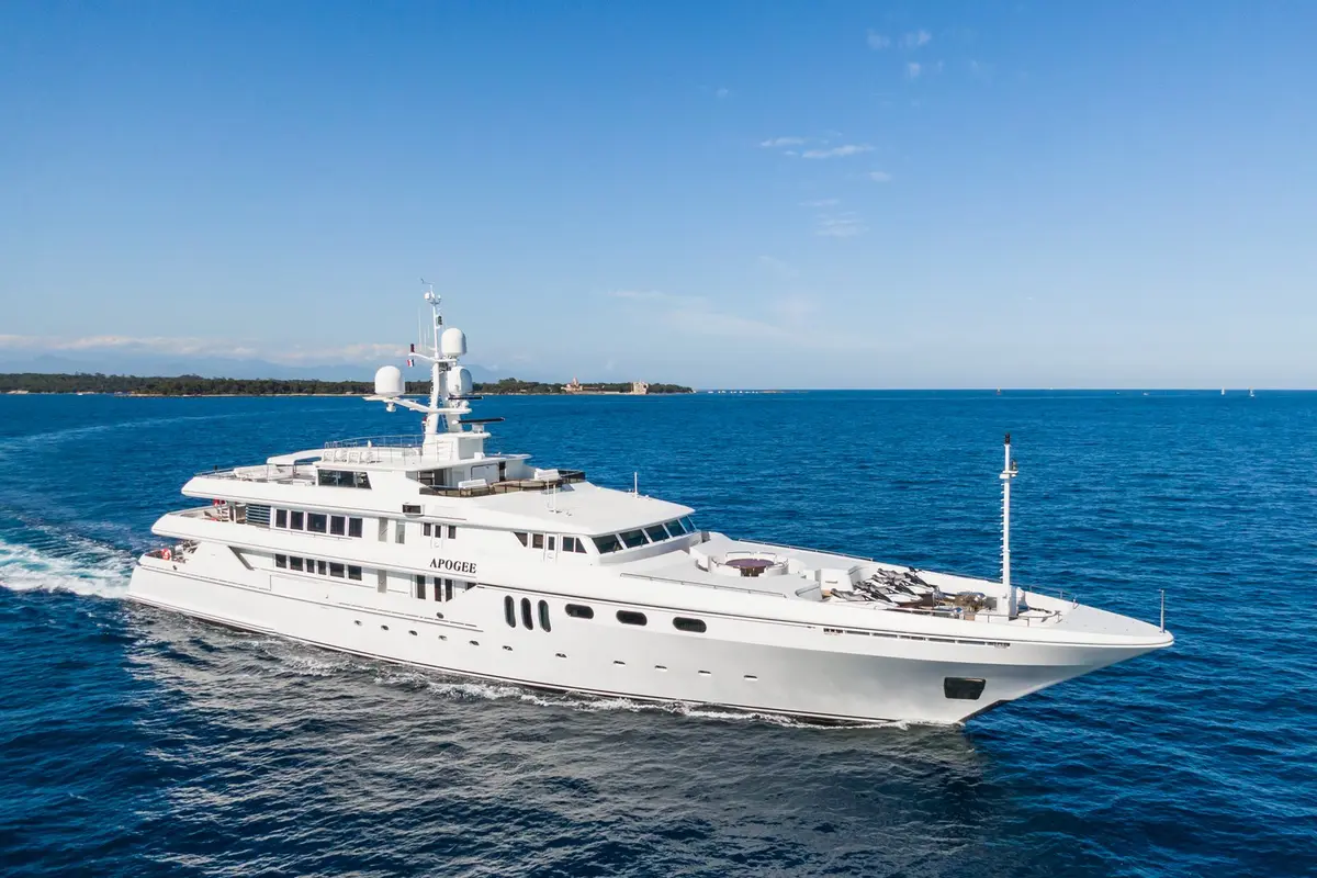 Apogee, Außenansicht — Sardinia Yacht Hire, Sardinien. 62 Meter Format für ruhige Tage vor Porto Cervo