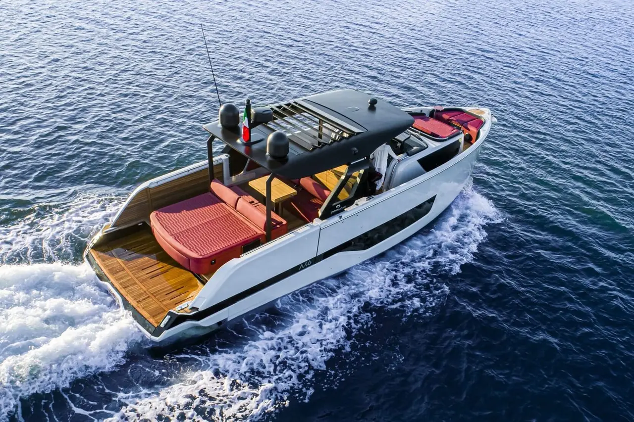 Cranchi A46 — Sardinia Yacht Hire, Sardegna. Coperta libera, rotta veloce verso la Maddalena