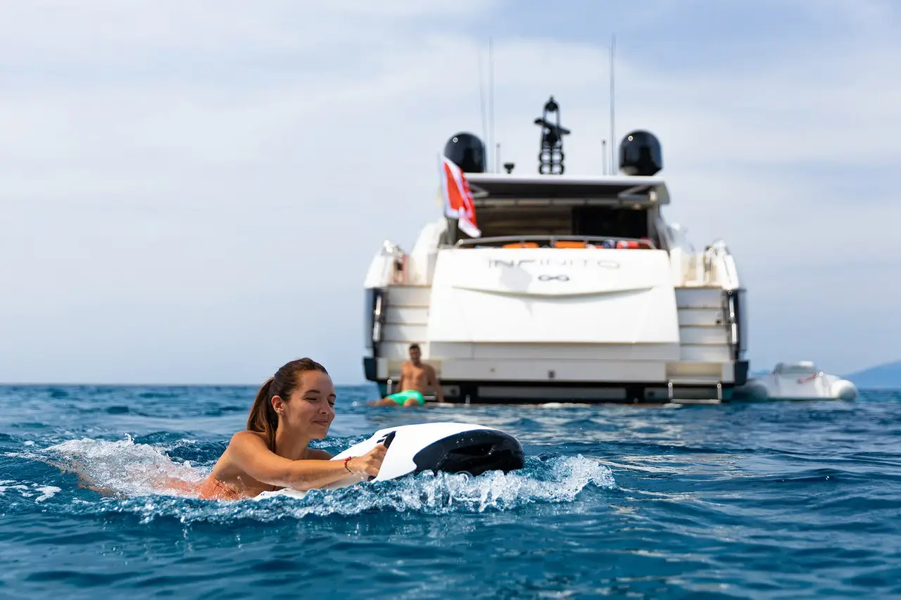 Cranchi A46, esterno — Sardinia Yacht Hire, Sardegna. Coperta libera, rotta veloce verso la Maddalena