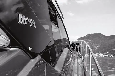 Cranchi M44 HT, exterior — Sardinia Yacht Hire, Cerdeña. Techo rígido, velocidad y días completos en la costa